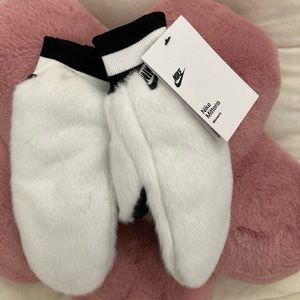 NWT NIKE WOMEN MITTENS WHITE